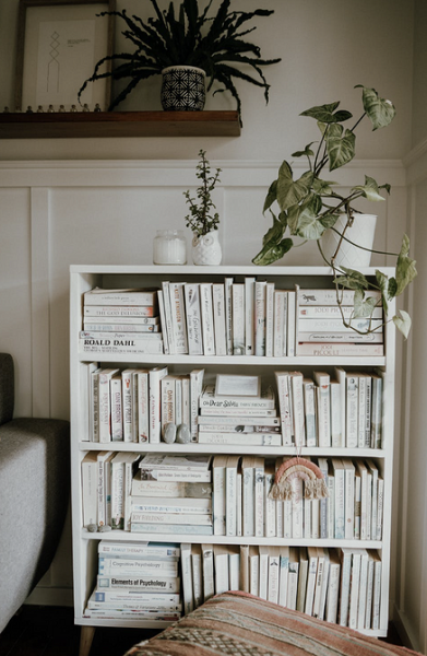 7 вау-идей для декора открытых стеллажей и полок