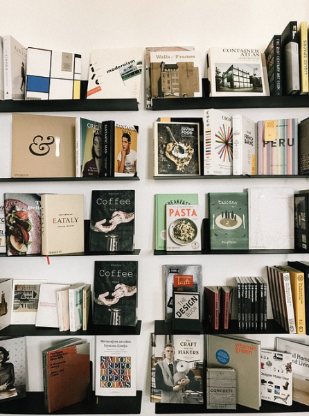 7 вау-идей для декора открытых стеллажей и полок