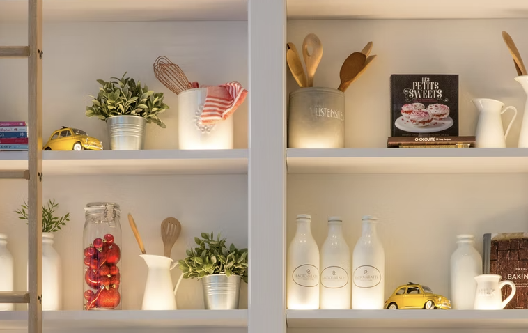 7 вау-идей для декора открытых стеллажей и полок