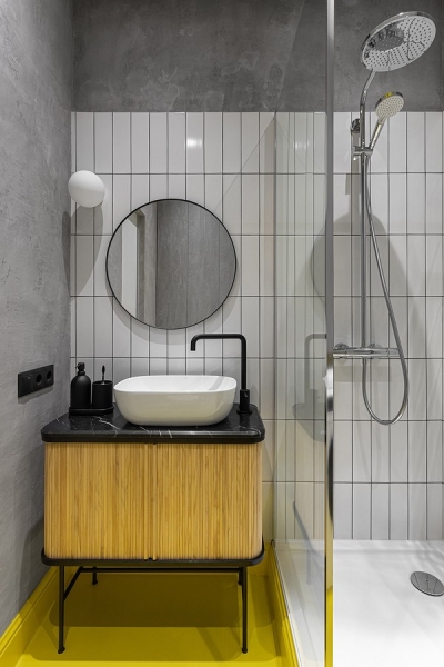 Белый цвет, тропические акценты и бетонный потолок: стильная однушка 38 кв. м в Москве