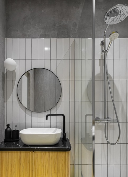 Белый цвет, тропические акценты и бетонный потолок: стильная однушка 38 кв. м в Москве