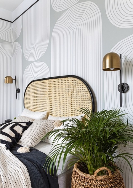 Белый цвет, тропические акценты и бетонный потолок: стильная однушка 38 кв. м в Москве