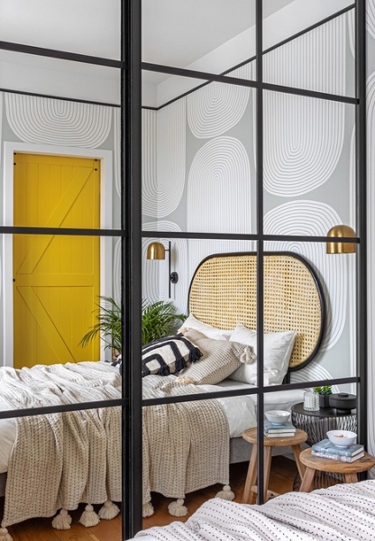 Белый цвет, тропические акценты и бетонный потолок: стильная однушка 38 кв. м в Москве