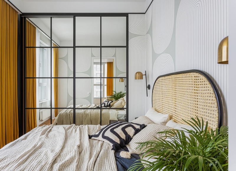 Белый цвет, тропические акценты и бетонный потолок: стильная однушка 38 кв. м в Москве