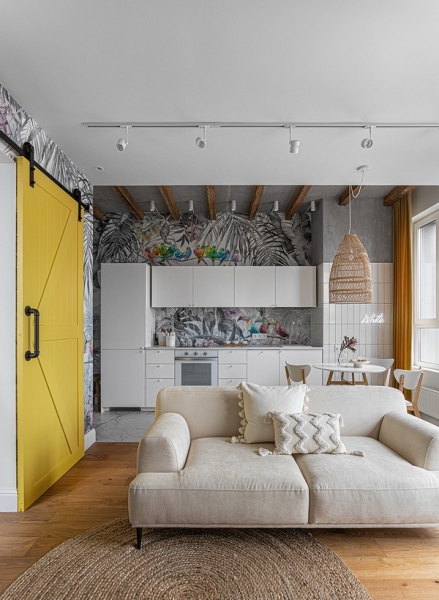 Белый цвет, тропические акценты и бетонный потолок: стильная однушка 38 кв. м в Москве