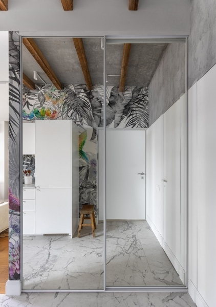 Белый цвет, тропические акценты и бетонный потолок: стильная однушка 38 кв. м в Москве