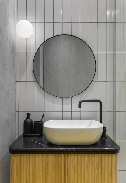 Белый цвет, тропические акценты и бетонный потолок: стильная однушка 38 кв. м в Москве