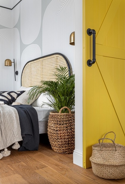 Белый цвет, тропические акценты и бетонный потолок: стильная однушка 38 кв. м в Москве