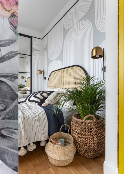 Белый цвет, тропические акценты и бетонный потолок: стильная однушка 38 кв. м в Москве