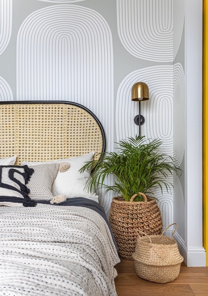 Белый цвет, тропические акценты и бетонный потолок: стильная однушка 38 кв. м в Москве