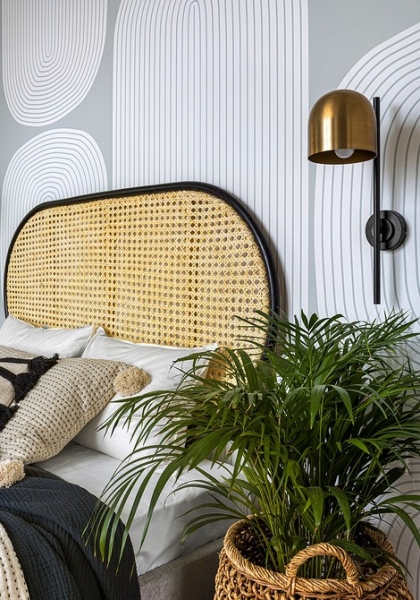 Белый цвет, тропические акценты и бетонный потолок: стильная однушка 38 кв. м в Москве