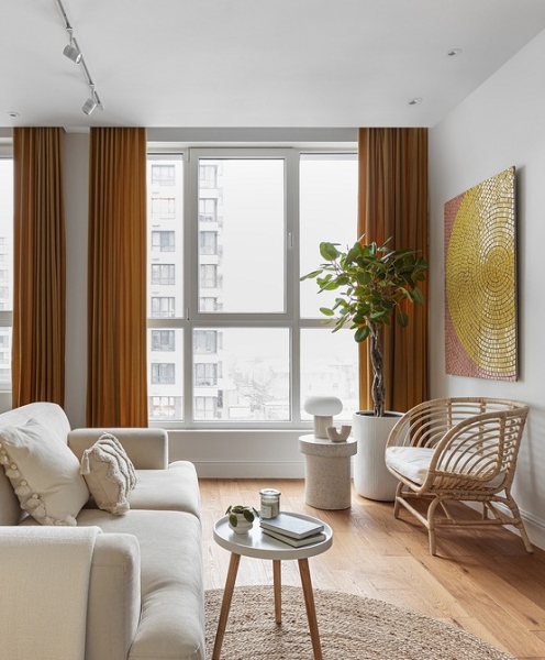 Белый цвет, тропические акценты и бетонный потолок: стильная однушка 38 кв. м в Москве