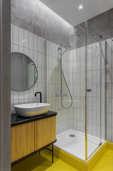 Белый цвет, тропические акценты и бетонный потолок: стильная однушка 38 кв. м в Москве