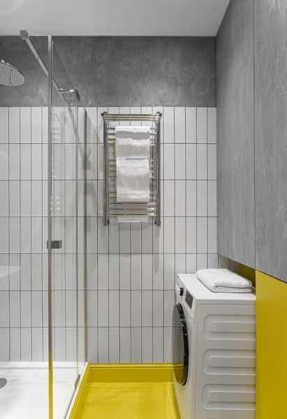 Белый цвет, тропические акценты и бетонный потолок: стильная однушка 38 кв. м в Москве