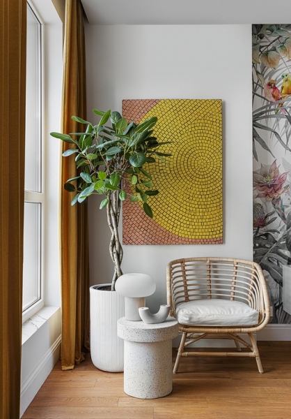 Белый цвет, тропические акценты и бетонный потолок: стильная однушка 38 кв. м в Москве