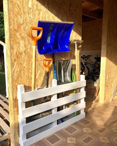 7 идей компактного хранения на даче: пригодится для уборки перед зимой