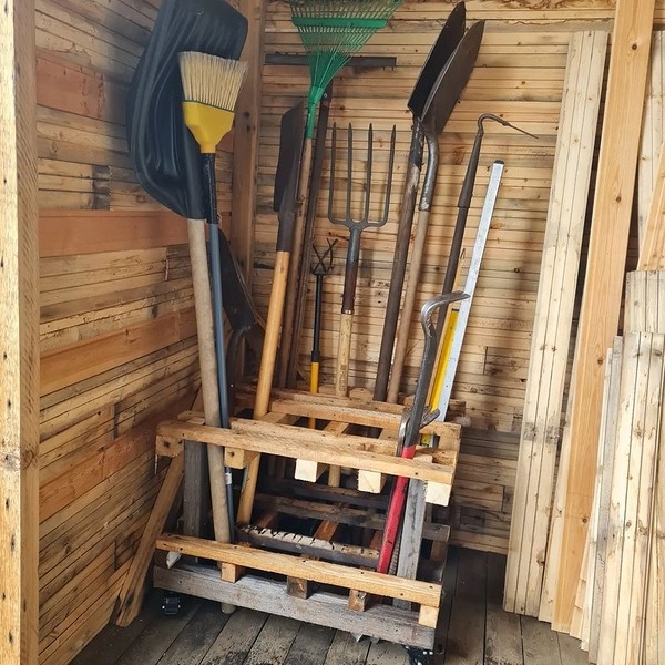 7 идей компактного хранения на даче: пригодится для уборки перед зимой