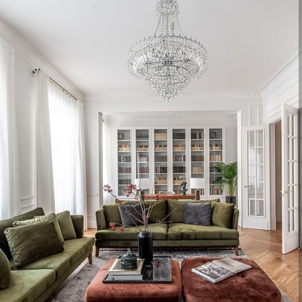 Как выглядит стильный диван на ножках: 53 модных примера