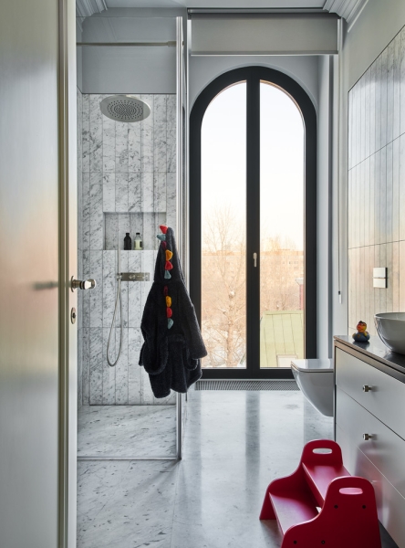 Квартира с видом на Сити, зеленым диваном и ковром с «пирожными»