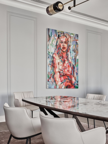 Квартира с видом на Сити, зеленым диваном и ковром с «пирожными»