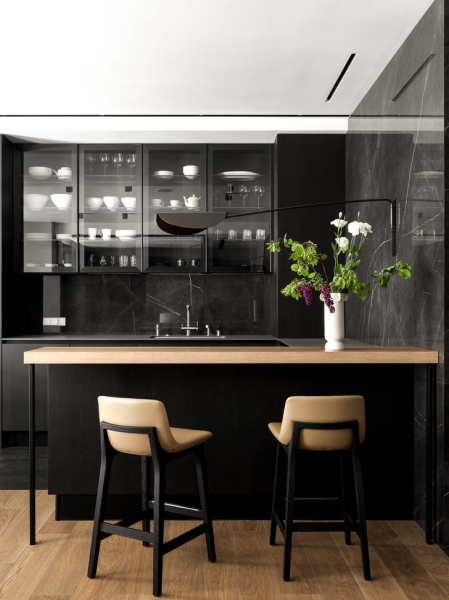 Минималистская квартира со стеклянным кубом