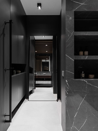 Минималистская квартира со стеклянным кубом