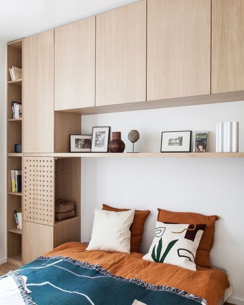 Для маленькой спальни и не только: 5 красивых примеров хранения в изголовье кровати