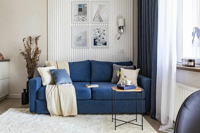 Как дизайнеры оформляют стену за диваном: 13 реализованных идей и 27 фото