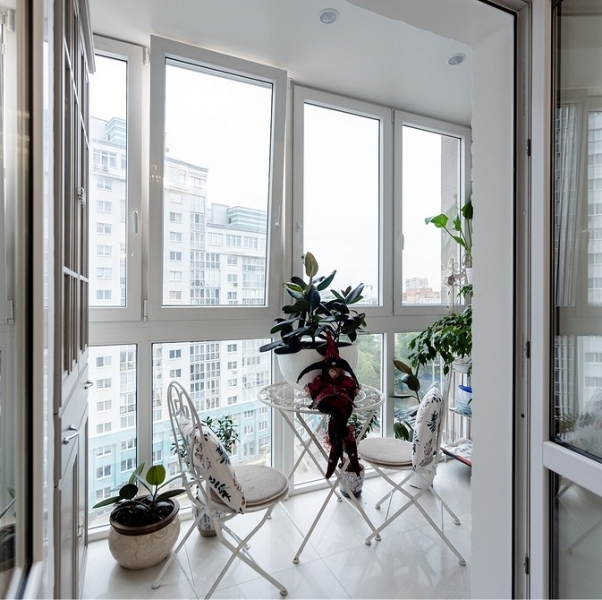 Круглый стол в интерьере: советы по выбору и 77 красивых фото в интерьере