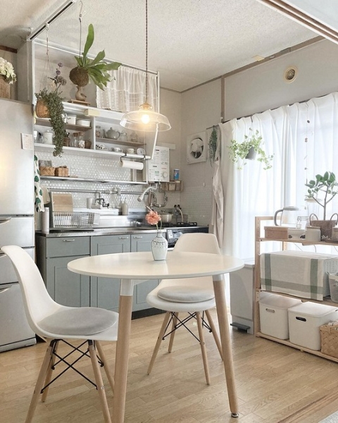 Круглый стол в интерьере: советы по выбору и 77 красивых фото в интерьере