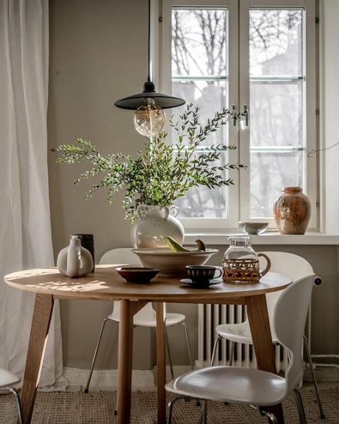 Круглый стол в интерьере: советы по выбору и 77 красивых фото в интерьере