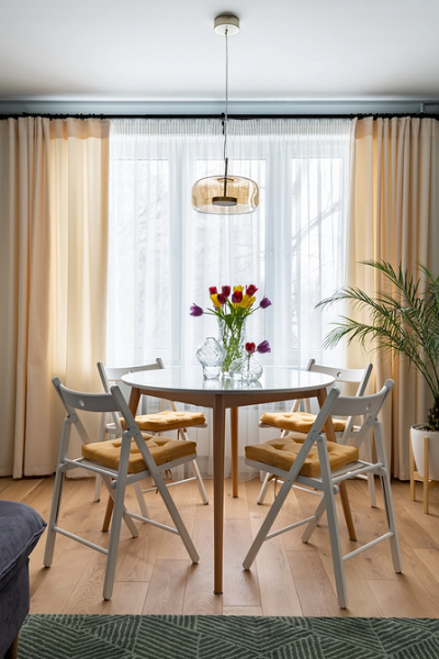 Круглый стол в интерьере: советы по выбору и 77 красивых фото в интерьере