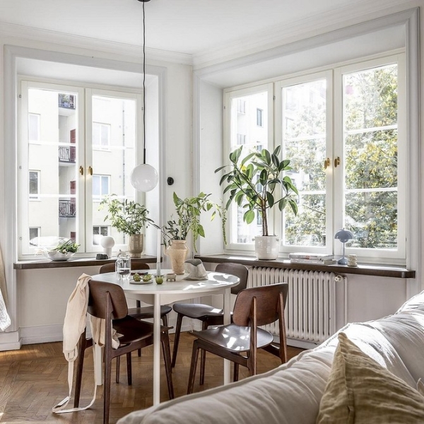 Круглый стол в интерьере: советы по выбору и 77 красивых фото в интерьере