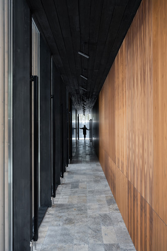 Загородный дом со стеклянным фасадом