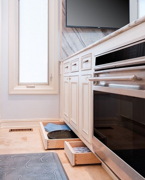 5 необычных идей от дизайнеров для оформления цоколя гарнитура на кухне