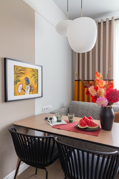 Аналог кухонного «уголка»: 6 дизайнерских кухонь с диванчиком вместо стульев