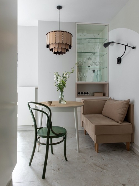 Аналог кухонного «уголка»: 6 дизайнерских кухонь с диванчиком вместо стульев