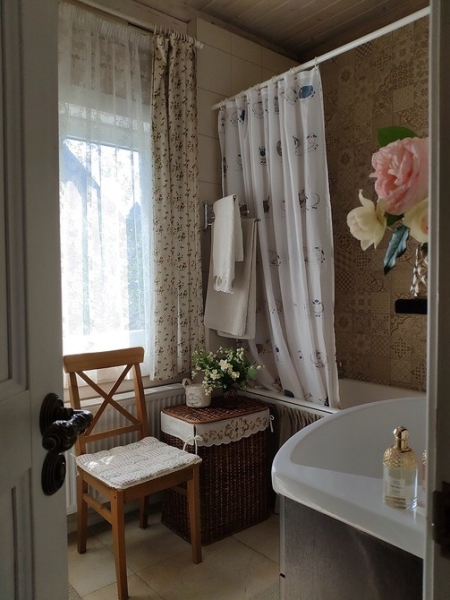 Чем закрыть ванну от пола до бортиков: 7 стильных и практичных вариантов