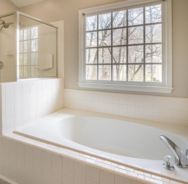 Чем закрыть ванну от пола до бортиков: 7 стильных и практичных вариантов