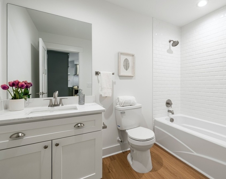 Чем закрыть ванну от пола до бортиков: 7 стильных и практичных вариантов