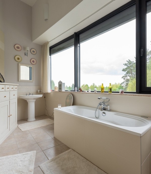 Чем закрыть ванну от пола до бортиков: 7 стильных и практичных вариантов