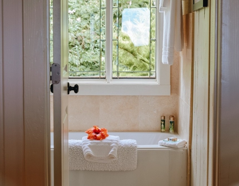 Чем закрыть ванну от пола до бортиков: 7 стильных и практичных вариантов