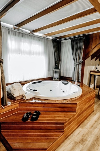 Чем закрыть ванну от пола до бортиков: 7 стильных и практичных вариантов