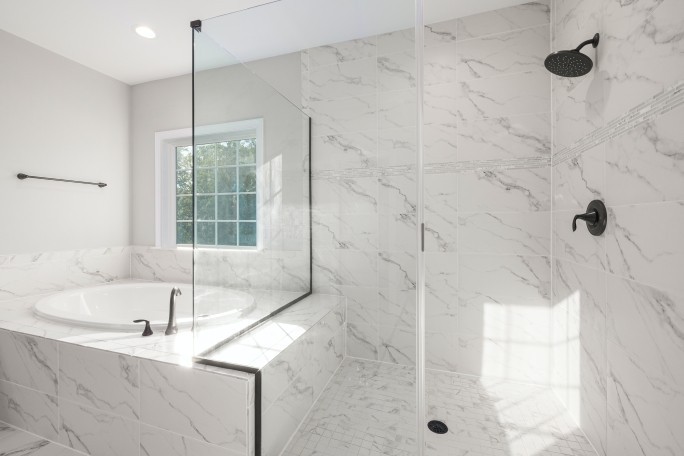 Чем закрыть ванну от пола до бортиков: 7 стильных и практичных вариантов