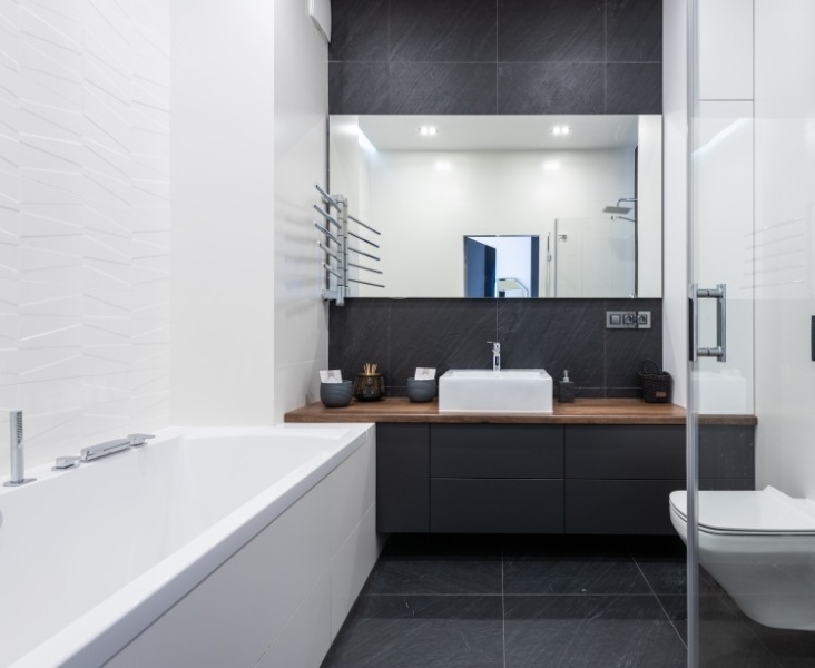 Чем закрыть ванну от пола до бортиков: 7 стильных и практичных вариантов