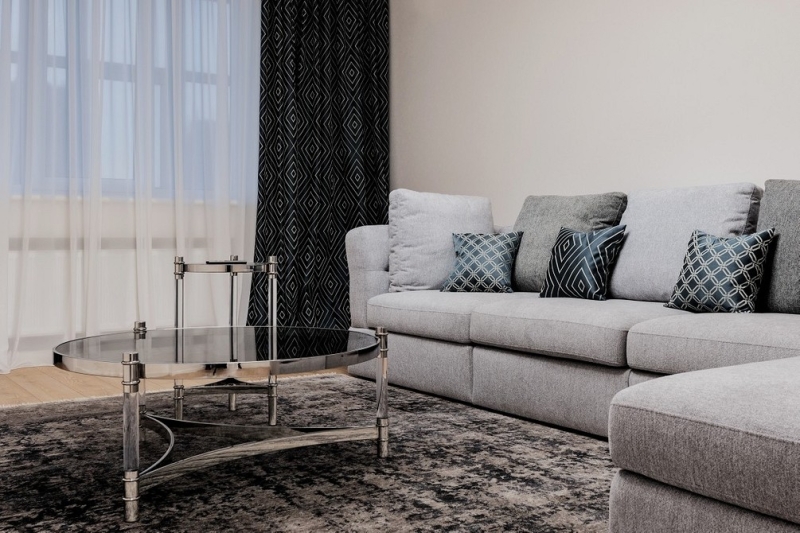 Черные шторы: как использовать в интерьере (70 фото)