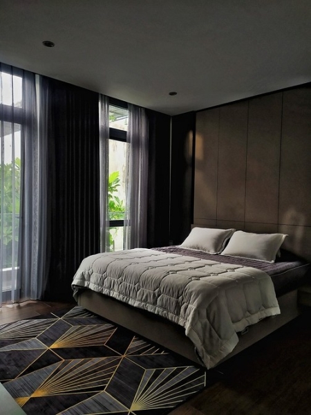 Черные шторы: как использовать в интерьере (70 фото)