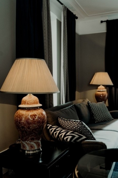 Черные шторы: как использовать в интерьере (70 фото)