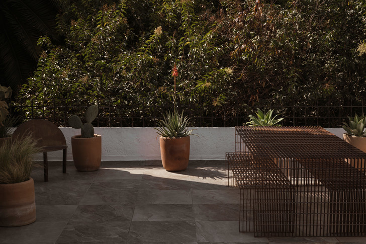 Дом в Мехико с темными интерьерами и скульптурной лестницей