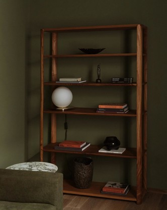 Дом в Мехико с темными интерьерами и скульптурной лестницей